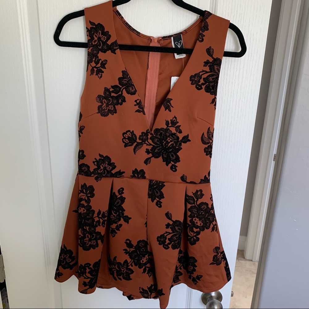 NWT Windsor Floral Romper, Rust, size large